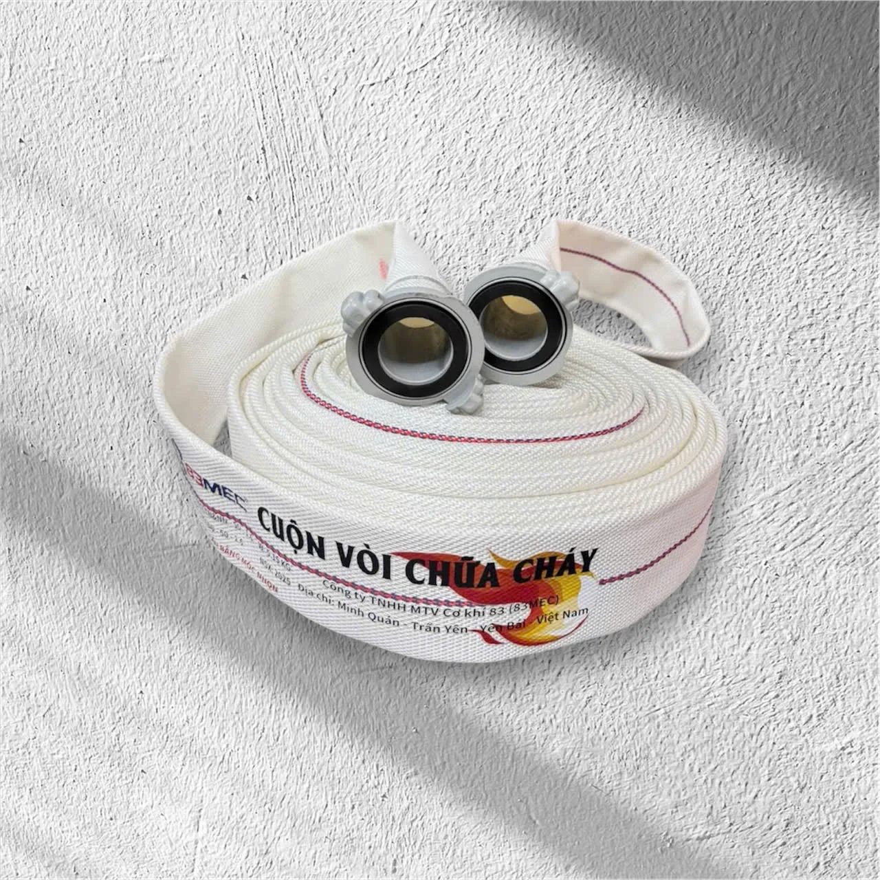 Vòi chữa cháy 83Mec D50-16bar-20m kèm khớp nối (2) Cuộn vòi chữa cháy màu trắng với hai đầu khớp nối hướng lên