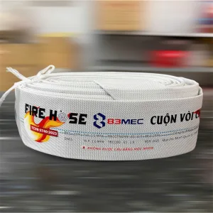Vòi chữa cháy 83MEC/ Bộ Quốc Phòng D65-20M-1.6MPA (Tem kiểm định) 1 Cuộn vòi chữa cháy màu trắng đặt trên nền tối
